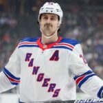 Rangers negocian traspaso de Kreider a los Ducks: Detalles y posibles implicaciones