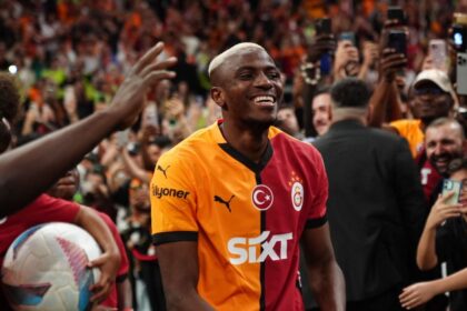 Osimhen y Vlahovic: ¿Por qué no hay rumores de fichajes? Contratos en la mira.