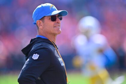 Jim Harbaugh aconseja a John: ¡Cuidado con las pelotas foul en el béisbol!