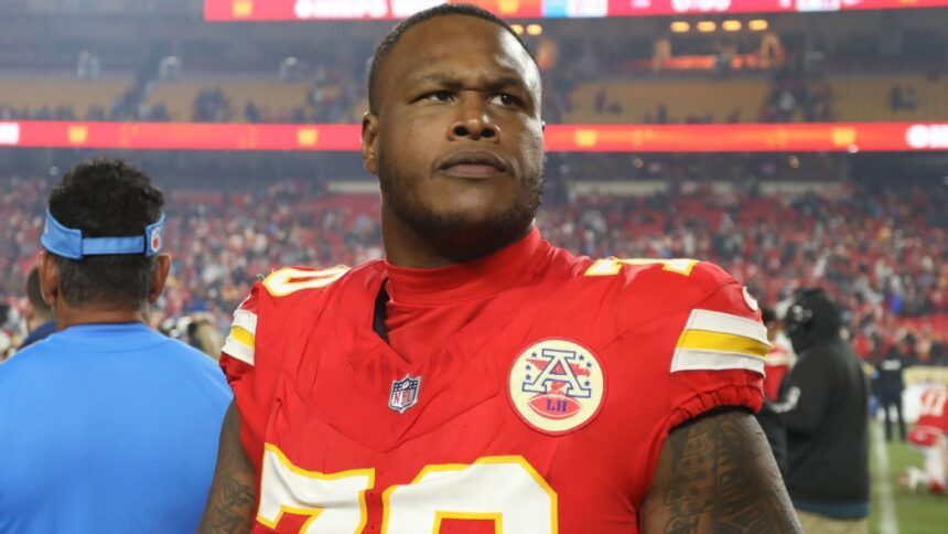 Rams firman al veterano OT D.J. Humphries: Refuerzo en la línea ofensiva