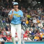 Misiorowski sale lesionado: Debut con los Brewers truncado por lesión