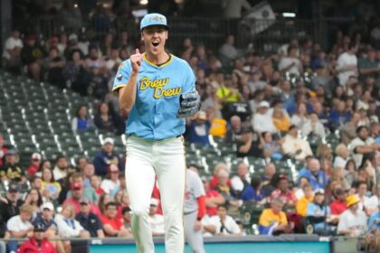 Misiorowski sale lesionado: Debut con los Brewers truncado por lesión