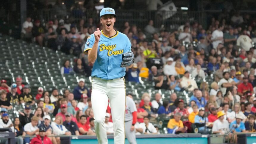 Misiorowski sale lesionado: Debut con los Brewers truncado por lesión