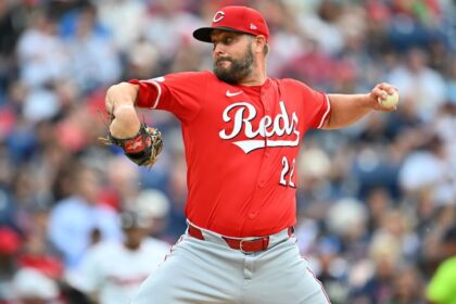 Miley Niega Implicación en Caso Skaggs: Se Enfoca en los Reds