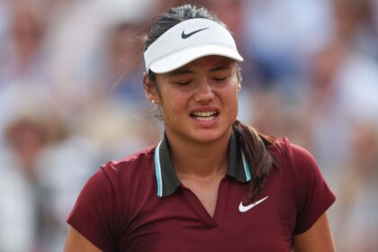 Raducanu se Baja de Berlín por Problemas de Espalda; Wimbledon en la Mira