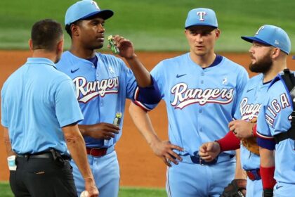 Rocker de Rangers Supera Crisis con Jugo de Pepinillos: MLB