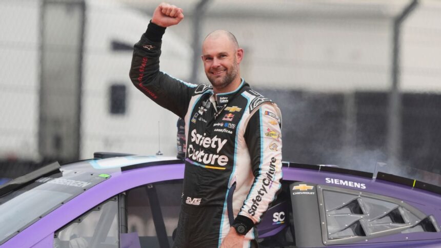 Van Gisbergen Conquista México: Victoria Histórica en la Copa NASCAR