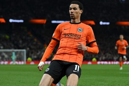 Manchester United en conversaciones por Hugo Ekitike: Refuerzos ofensivos en la mira
