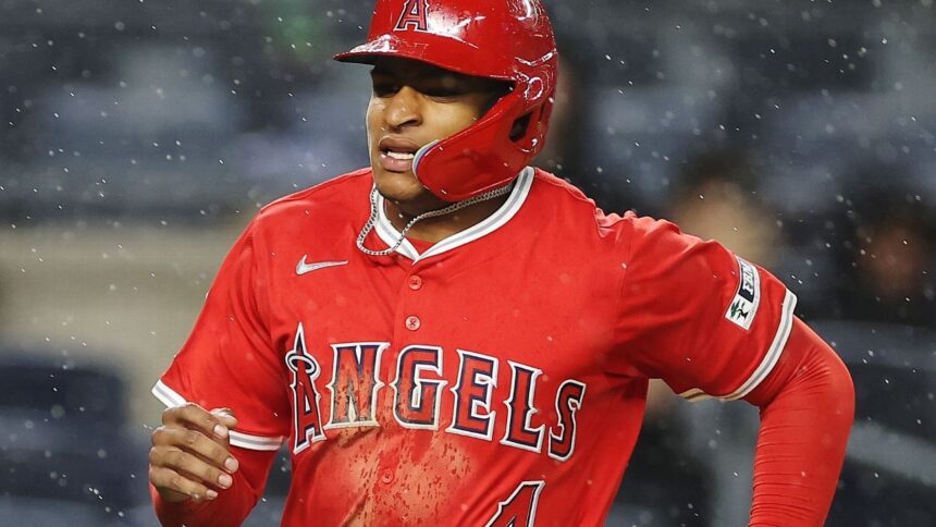 Moore brilla ante Yankees: Hit y defensa clave en su regreso a NYC