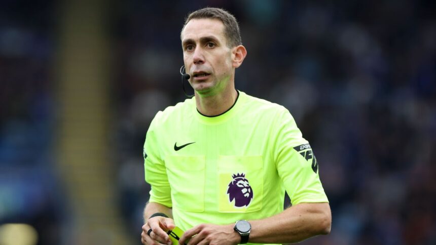 Exárbitro David Coote, acusado por la FA tras insultos a Klopp