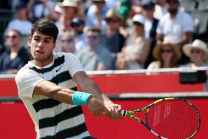 Alcaraz Debuta con Victoria en Queen's: Demuestra su Dominio en Hierba