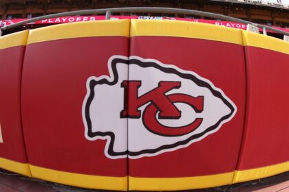 Exjugador Demanda a Chiefs por Discriminación Racial y Despido Injusto