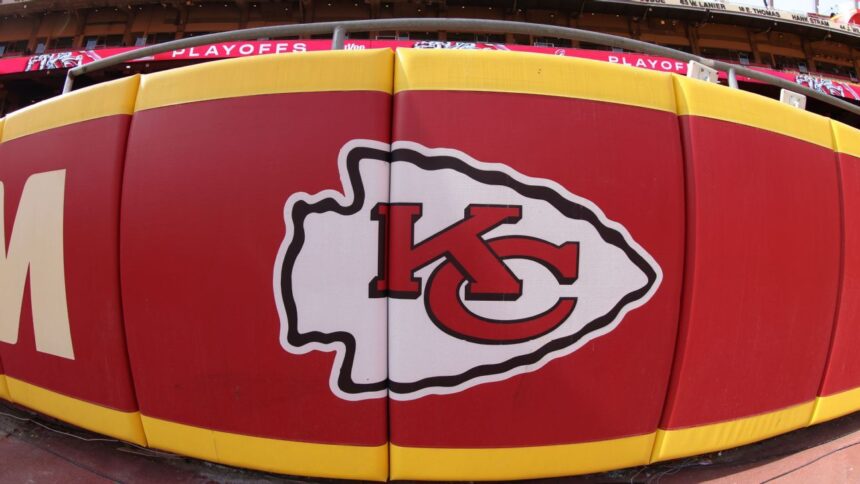 Exjugador Demanda a Chiefs por Discriminación Racial y Despido Injusto