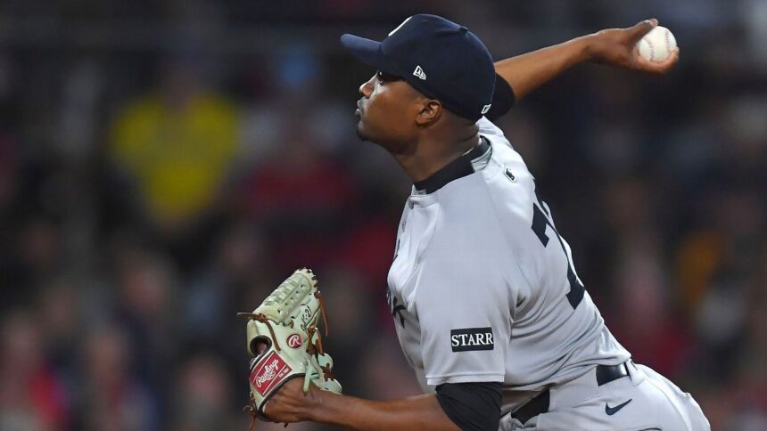 Yankees colocan a Yerry de los Santos en IL por molestias en el codo