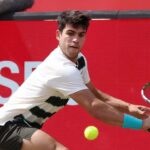 Alcaraz Sufre y Avanza a Cuartos en Queen's: Vence a Munar en Durísimo Duelo