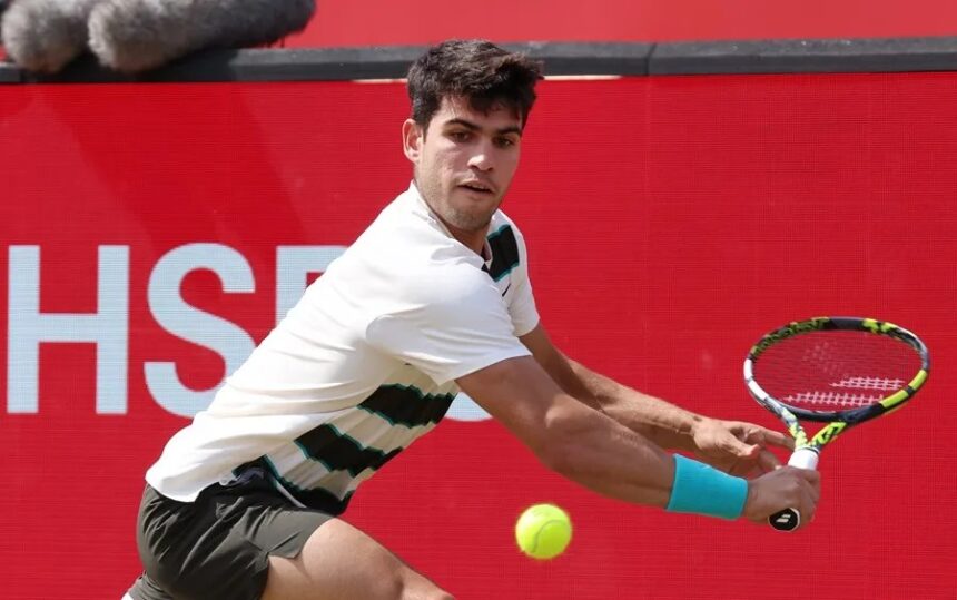 Alcaraz Sufre y Avanza a Cuartos en Queen's: Vence a Munar en Durísimo Duelo