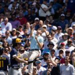 Aficionado escala red de Wrigley Field por bate de Sal Frelick: Viral