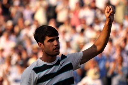 Alcaraz Sufre, pero Avanza en Queen's: Vence a Munar en Trepidante Duelo