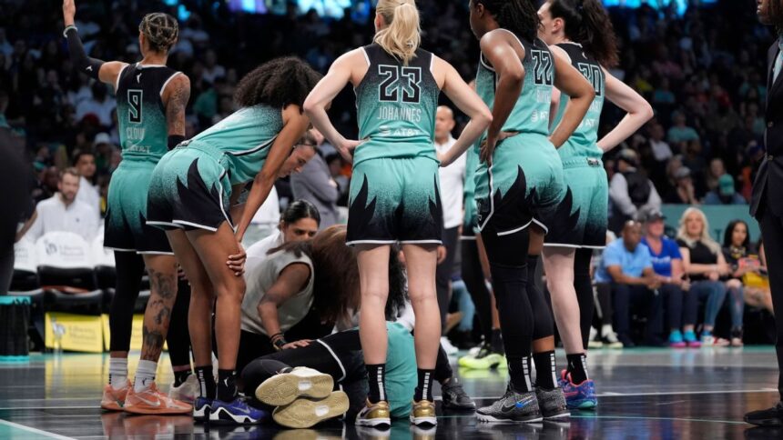 Jonquel Jones, Estelar de Liberty, Sufre Recaída de Lesión en el Tobillo