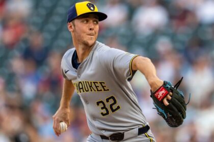 Misiorowski cerca de la perfección; Yelich bateó 8 carreras, récord Brewers