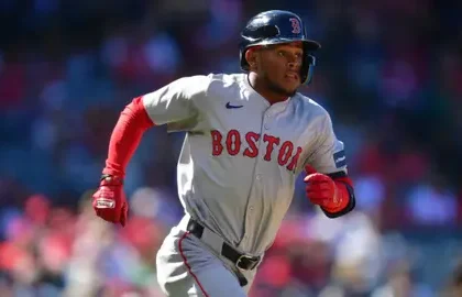 Rafaela Destaca y Medias Rojas Vencen a Gigantes de Devers en Emocionante Duelo