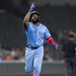 Guerrero Jr. y Bichette Truenan Jonrones: Azulejos Aplastan a Medias Blancas 7-1