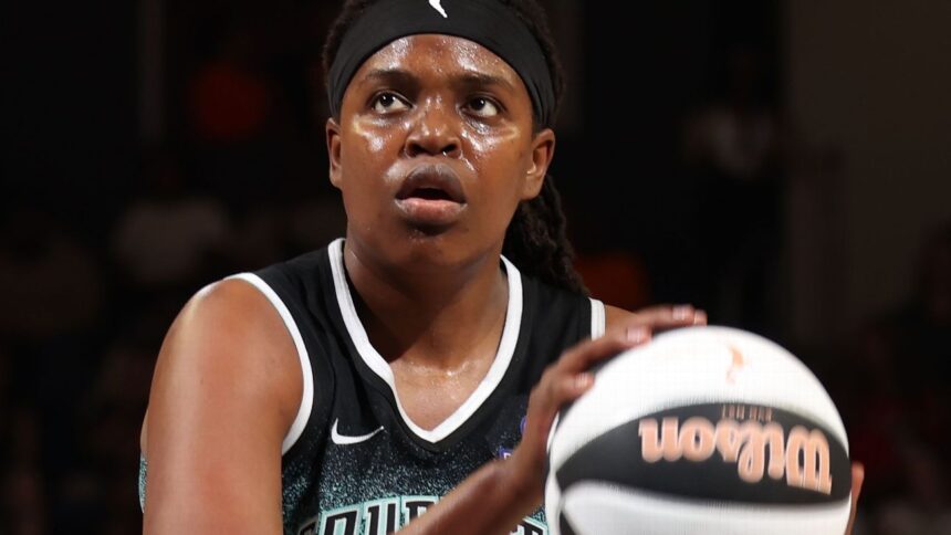 Jonquel Jones, Estrella de Liberty, Baja 4-6 Semanas por Esguince de Tobillo