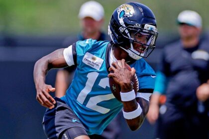 Hunter firma con Jaguars: Contrato millonario y plan de doble rol