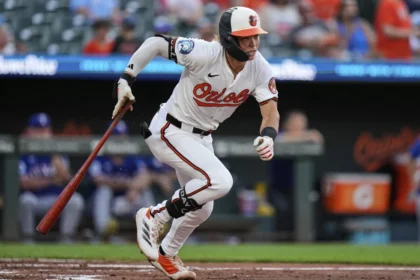 Orioles aplastan a Rangers: Rogers domina, Holliday conecta HR y lidera ofensiva