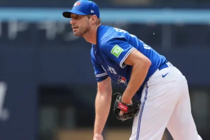 Scherzer Regresa con Solidez: Azulejos Ven Luz Tras Apertura vs Guardianes