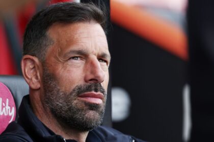 Leicester City Destituye a Ruud van Nistelrooy Tras Descenso