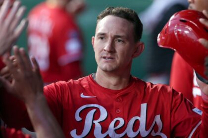 Reds Activan a Hays y Envían a Fraley a la Lista de Lesionados