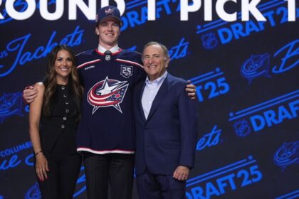 Meredith Gaudreau Emociona en el Draft NHL: Blue Jackets Eligen a Smith
