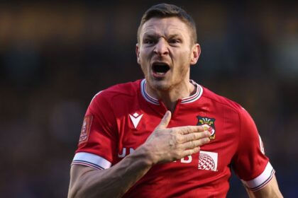 Mullin sale del Wrexham: Decisión del jugador para asegurar minutos en el Championship