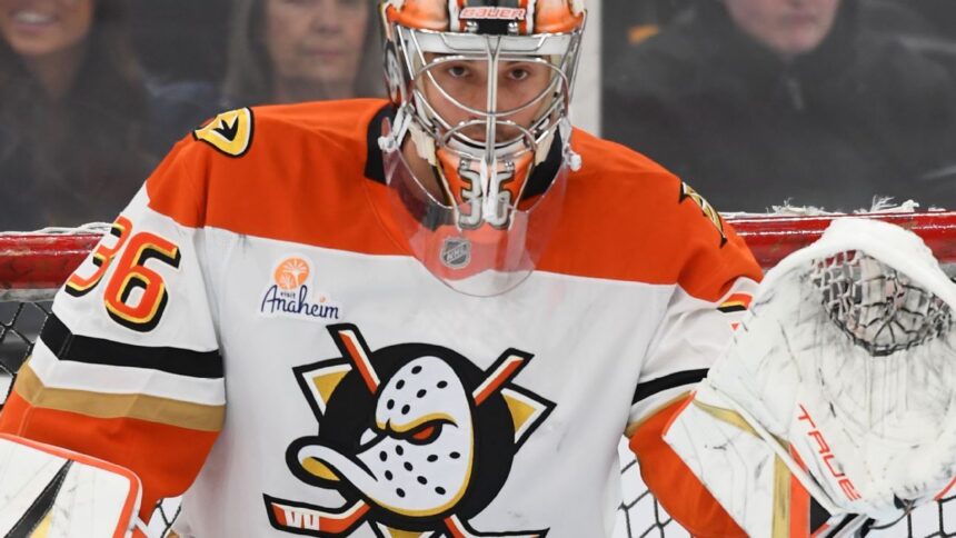 Ducks traspasan a John Gibson a Detroit; Mrazek y picks a Anaheim