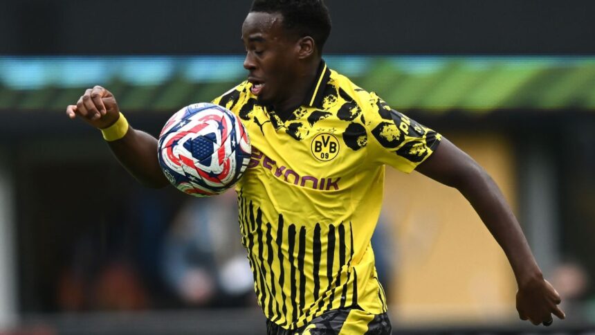 Chelsea ficha a Jamie Gittens: Acuerdo por 7 años y €65M desde Dortmund