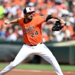 Eflin, Lanzador de los Orioles, Abandona Juego por Molestias en la Espalda