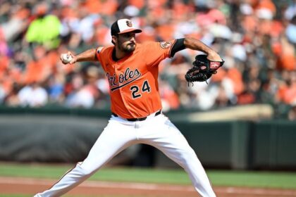 Eflin, Lanzador de los Orioles, Abandona Juego por Molestias en la Espalda