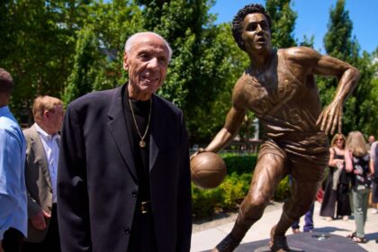 Lenny Wilkens inmortalizado: Estatua honra leyenda de los Seattle SuperSonics