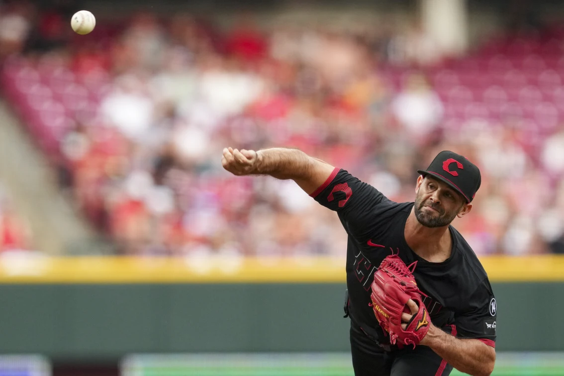 Hitsteer Nick Martínez casi logra juego sin hit; Steer batea 3 HR en victoria de ...