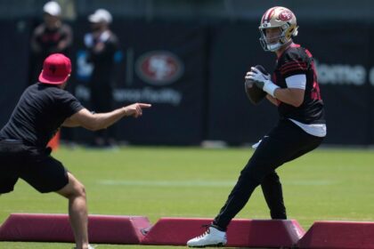 Mac Jones busca revivir su carrera con 49ers: Shanahan lo entrena duro