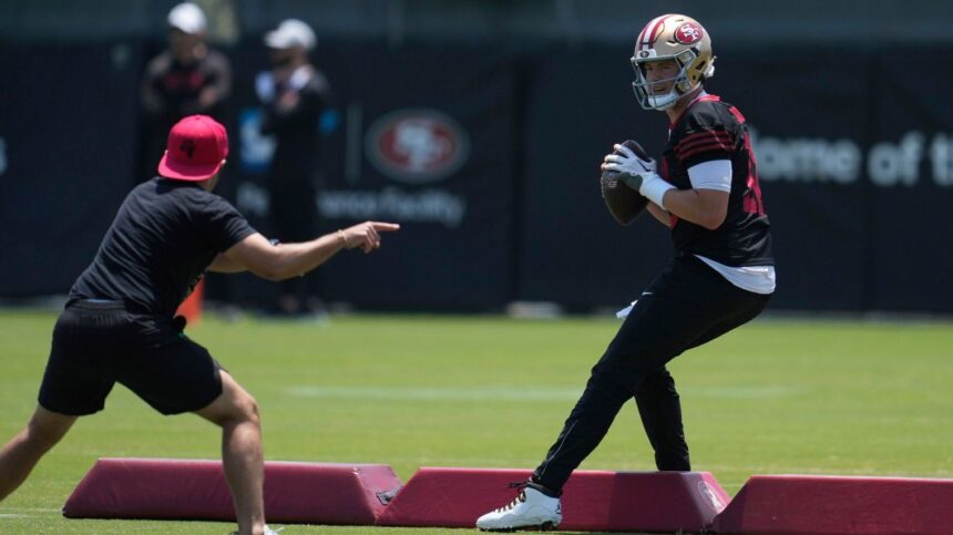 Mac Jones busca revivir su carrera con 49ers: Shanahan lo entrena duro