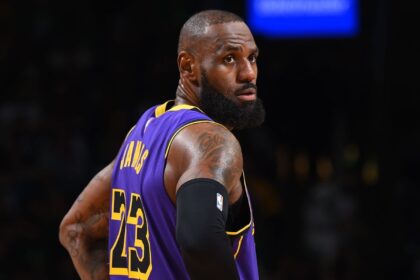 LeBron James activa opción: 52.6M y vigila movimientos Lakers