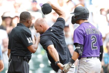 Freeman y Schaeffer, expulsados: Rockies vs. Brewers, polémica por strike