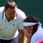Tsitsipas se Retira en Wimbledon por Lesión: Sin Respuestas a Problemas Físicos