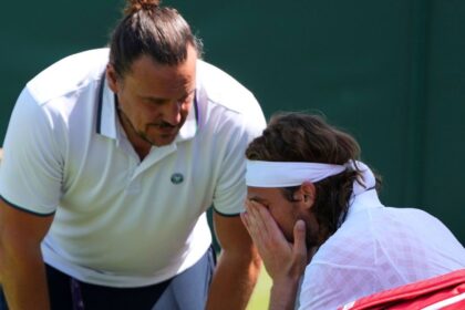 Tsitsipas se Retira en Wimbledon por Lesión: Sin Respuestas a Problemas Físicos