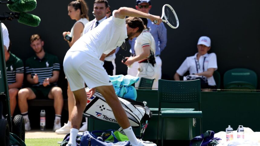 Medvedev Sorprende: Cae en Primera Ronda de Wimbledon y Confirma Crisis