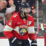 Ekblad se queda en Florida: Análisis del contrato y nota en la agencia libre NHL 2025