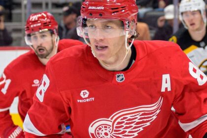 Kane vuelve a Red Wings: Firma por 1 año y $3M, refuerza ofensiva