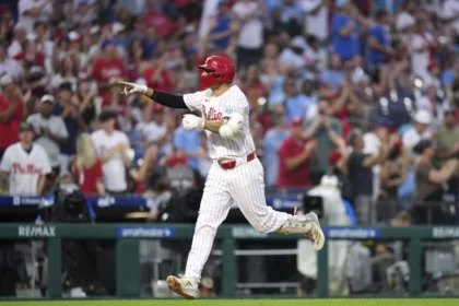 Wheeler poncha 10 y Castellanos batea HR: Filis blanquean a Padres
